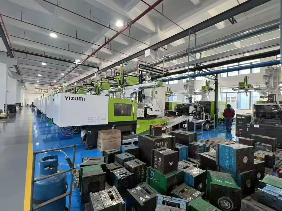 Injection molding workshop for appliance plastic components